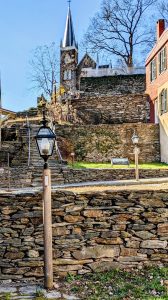 stenen, trappen en kerk in Harpers Ferry, WV